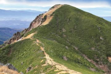 【この秋、行きたい 八ヶ岳】「天狗岳」 白駒池を通って空に突き出た双耳峰へ