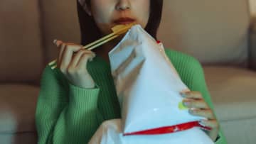 ダイエットしたいのに、夜のお菓子がやめられない→身体の“SOSサイン”かも…真面目でがんばり屋な人ほど陥りやすい「悪循環」の正体【医師が解説】