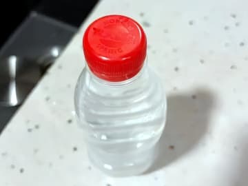 ホテルの水のペットボトルの蓋に針で開けた穴、「客室係がうっかり」にネット民猛反発―中国