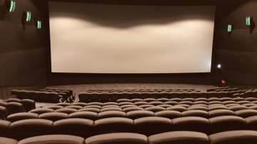 「映画館で隣にいたら最悪なマナー違反」ランキング、貧乏ゆすり・いびき超え“健康被害”案件は【総合順位】