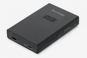 最大20Gbpsの超高速！ 速度や状態が一目でわかる手のひらサイズの「みえるSSD」Nextorageから登場