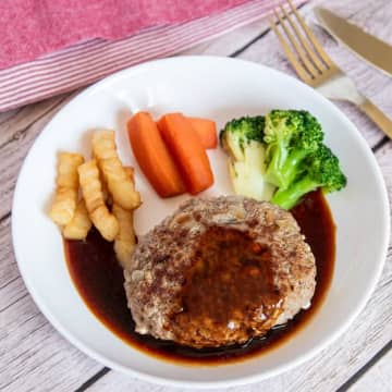 【保存版】ハンバーグの肉だね1/4をコレに変えるだけで「店超えのウマさ！」「感動レベルにふわっふわ！」