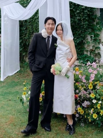 “再婚”キム・ナヨン、幸せなウエディング写真を公開…挙式を終えて感謝のメッセージ