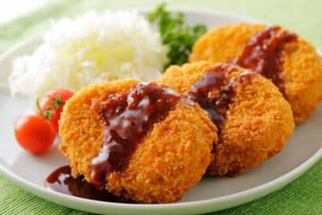 料理研究家ゆかり『お惣菜屋さんのポテトコロッケ』の作り方を公開！”お店レベル”の『ほくほくサクサク食感』を楽しめる…”目からウロコ”のマル秘レシピに主婦から「水から茹でるのと塩入れるのは、知らなかった…」「沢山作って冷凍庫に、ストックして食べてます！」の声