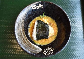 【はなまるうどん裏ワザ】公式がやってるアレンジ！「おにぎり×かま玉」で絶品”たまごかけごはん風”に