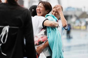 寺田明日香、現役ラストランで涙　国スポ5位で完全燃焼、福部＆田中らハードル仲間がサプライズ登場で労い