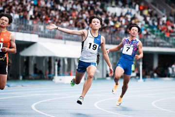 16歳清水空跳、大会タイ記録10秒19で国スポ優勝！　「輝き続ける選手に」インハイと2冠達成に会場拍手