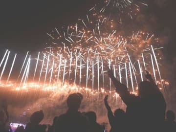 ロッキン〝聖地〟に歓喜の声　音楽と2万発の花火　光の演出楽しむ　ひたち海浜公園　茨城・ひたちなか