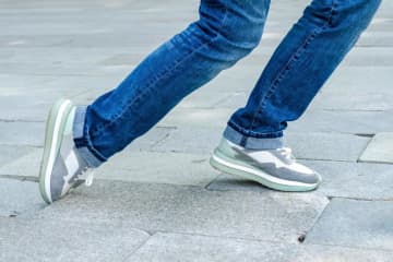 「よくつまずく」「よろけやすい」人はすぐにやるべき【空気いすのポーズ】ポイントはお尻と太ももの筋肉強化