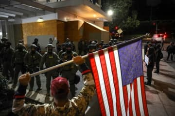 米オレゴン州連邦地裁、トランプ政権のポートランド派兵を一時差し止め
