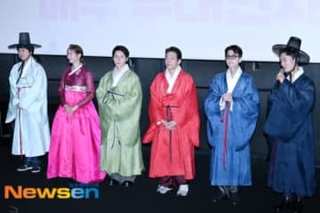 【PHOTO】チョ・ウジン＆チョン・ギョンホら、鮮やかな韓服姿！映画「ボス」舞台挨拶に出席