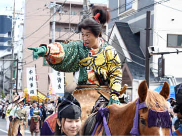 馬にまたがり「サンキュー！」　神奈川・伊勢原最大の観光イベントでパンサー尾形さんらパレード