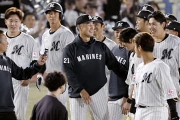 ロッテ・吉井監督、最終戦セレモニーで「結果は全て私の責任」、「今日で監督辞めます」と挨拶