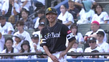 それはよけられない･･･送球が2人に当たる珍事　ヘルメットをかすめたボールがソフトバンク・本多コーチの太ももに直撃も笑顔で無事アピール