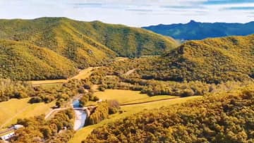 中国・黒竜江三道関国家森林公園に秋の訪れ