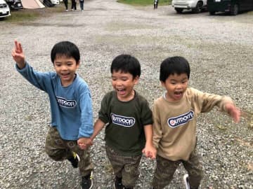 「2歳になっても歩けない…」。脳性まひと診断された三つ子の二男が、神経を切る手術を経てようやく自分の脚で歩けるように【脳室周囲白質軟化症】