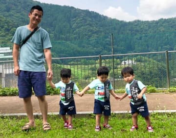 妊娠28週で生まれた男の子の三つ子。「ほかの2人よりはいはいが遅い!?」と感じていた二男に病気の診断が【脳室周囲白質軟化症】