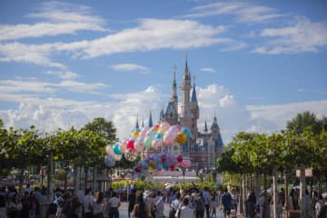 上海ディズニーとレゴランド、大型連休迎え盛況