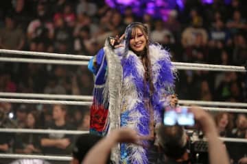 世界的人気の日本人レスラーたちが“意外な場所”で共演！ 貴重なすっぴん姿＆“バキバキすぎる”肉体が大反響