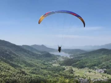 「低空観光」が活況　消費に新たな活力　中国安徽省黟県