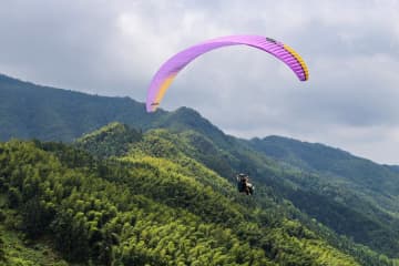 「低空観光」が活況　消費に新たな活力　中国安徽省黟県