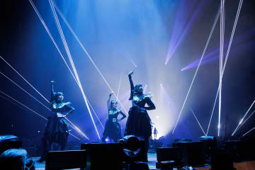 BABYMETAL、日本人グループ史上初の単独公演となったロンドン・O2アリーナ単独公演より「from me to u(feat. Poppy)」ライヴ映像を公開！