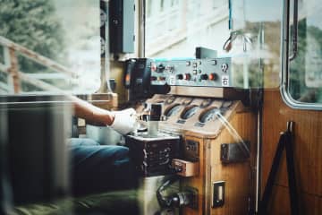 電車の運転士が “電子タバコ” を吸いながら運転 SNSで拡散されネットでコメント殺到「路上喫煙だと１０００円徴収されるのにな」「自分ちのファミリーカー運転してる感覚なんかな」