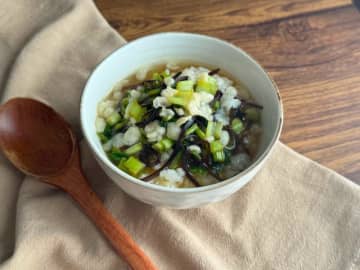 たった3分で完成◎節約朝ごはん「小松菜のだし茶漬け」