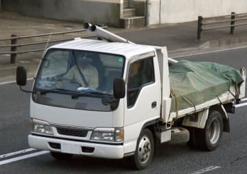 68歳男性 トラックから “積載物” をはみ出したまま運転し『対向車が大破』”無免許” も判明しネットでコメント殺到「免許取るための金を稼ぐために運転してたって1000%嘘だろ」「去年も事故してる？！雇い主は同じ？」