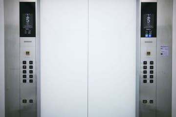 エレベーターで遭遇した懐かしの「怖いカニ」　蘇る幼き日の恐怖心に共感殺到　「これぞ昭和や」