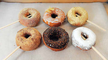 癖になるもっちり感　さいたま市南区の「TSUKUSHI Donuts」　地粉ドーナツ　豊かな風味と旨みが特徴の地粉使用　米油使い一つずつ丁寧に揚げる