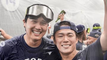 大谷翔平＆山本由伸、シャンパンファイトで笑顔の2ショット　「みんないい顔してますね」「2人の笑顔大好き」