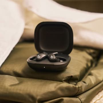 ハードなトレーニングでも耳から落ちない Appleプロセッサー搭載 Beatsのワイヤレスイヤホン「Powerbeats Fit」