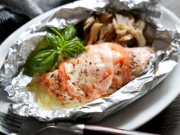 「材料を包んで焼くだけなのに凝ってる風！」「後片付けも簡単！」秋鮭のイタリアンホイル焼き