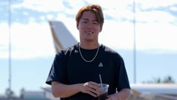 山本由伸、ヴィトンを手に笑顔　大谷翔平ら個性光るド軍ナインの遠征スタイルに反響「なんか面白い」「みんな良い笑顔〜」