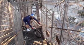 自転車でエッフェル塔の階段上り、６８６段制して世界記録達成　フランス