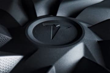 テスラ、10月7日に「謎の発表会」開催。予告動画はEV用ホイール？扇風機？Tesla Roadster？
