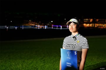 「卒業式みたい」 原英莉花 ツアーカードを胸に笑み浮かべ