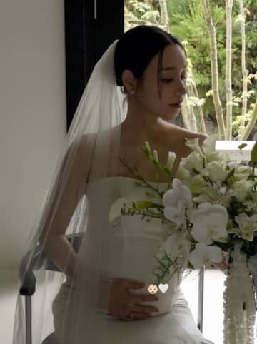 “妊娠を発表”AOA ユナ、ふっくらお腹の近況ショット公開…美しいドレス姿にも注目