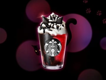 【スタバ新作】ハロウィンシーズン開幕！今年は“黒猫”が主役？ザクっと食感と甘酸っぱさで“いたずら気分”の『アサイー ベリー フラペチーノ®』が登場