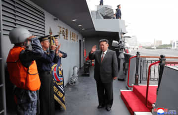 金正恩総書記が武力装備展示会「国防発展―２０２５」２日目の参観日程に従って開幕式参加者と共に駆逐艦「崔賢」号を見て回る