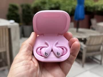 Beats最新イヤホン「Powerbeats Fit」辛口レビュー：装着感は向上、でも待望の「Fit Pro 2」じゃない