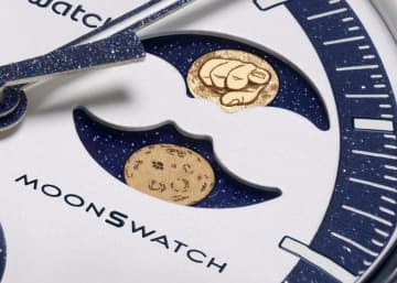 満月を讃えるSwatch新作「MOONSHINE GOLD」登場　限定ストアで販売