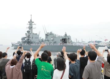 海上自衛隊の護衛艦「おおなみ」が横須賀基地を出港　ソマリア沖海賊に対処、家族ら500人見送り