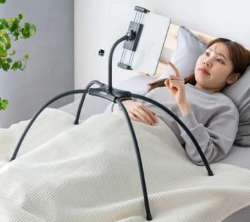 サンワダイレクトのスマホ・タブレットスタンドがAmazonプライム感謝祭でセール中　ゴロ寝しながら操作できるスタンド「100-LATAB022」は4199円