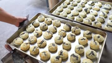 伝統的な製法受け継ぐ職人が作る「徽式麻仁月餅」　中国安徽省