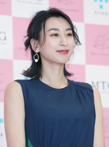 浅田舞「小学生の頃の」家族ショットを披露→「そっくり」「素敵なママとパパ」と話題に