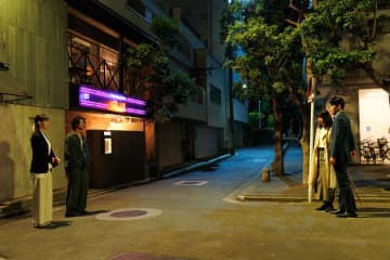 Netflixシリーズ『匿名の恋人たち』　小栗旬×ハン・ヒョジュ×赤西仁×中村ゆりの四角関係カットが解禁！