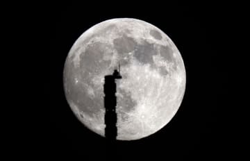 輝く名月、幻想的に　夜空見上げて秋実感