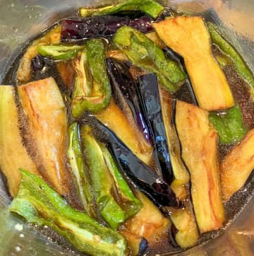 これは絶対試したい…！農家直伝の『野菜の素揚げめんつゆ漬け』レシピに「漬かる一晩が長く感じる」と待ちわびる声も